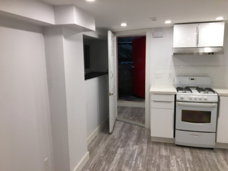 Spacious Bright 1 Bdrm Annex Basement Apartment by Dupont subway Long
