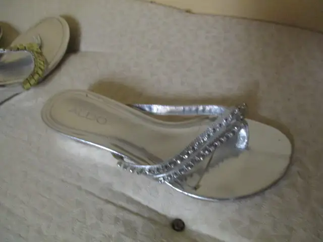 souliers et sacs et robes de soirée in Women's - Shoes in Québec City - Image 11