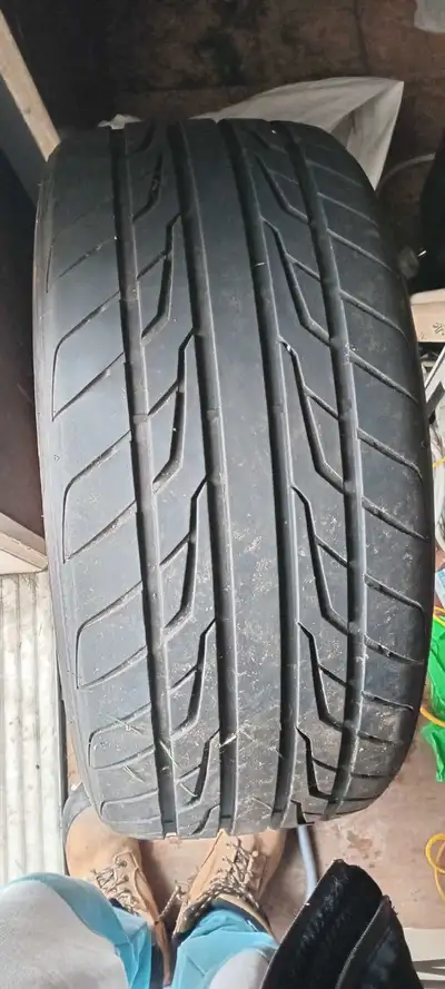 Je vends quatre pneu Farroad 275/45R20 qui est en bon état. Ce pneu de performance offre une excelle...