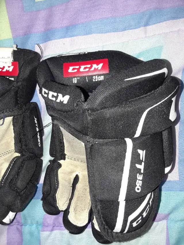 kids junior 10" hockey gloves in Hockey in Kingston - Image 4