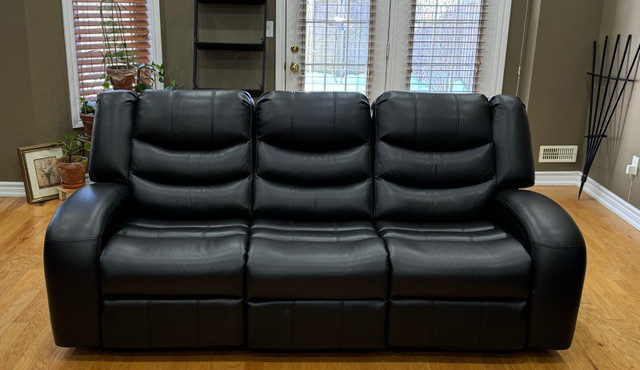 Leather Sofa Set (motorized reclining sofa & love seat) in Chairs & Recliners in Oshawa / Durham Region - Image 2