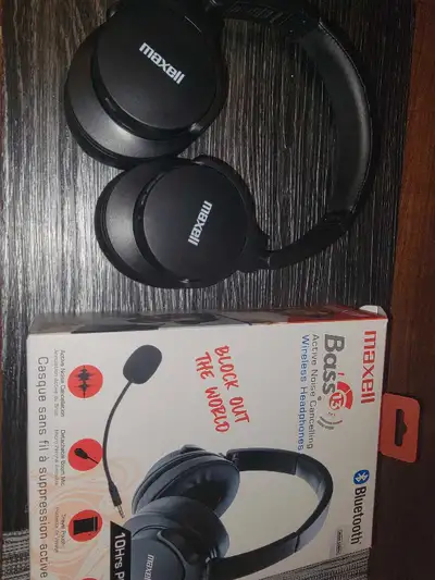 Blutooth headphones New , have receipt , comes with evrything in box.