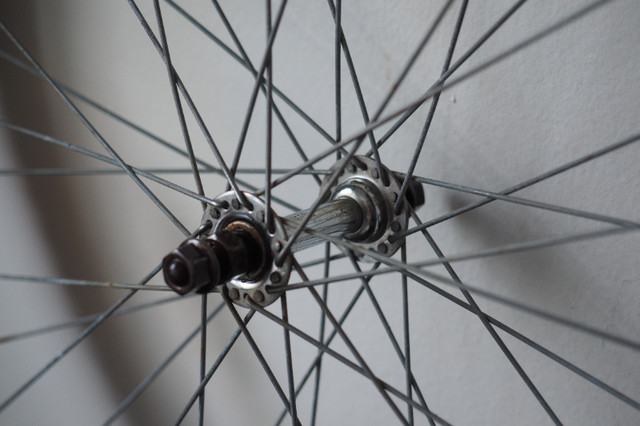 Roue de vélo avant - 26 pouces inch front bike wheel dans Châssis et pièces  à Ville de Montréal - Image 4