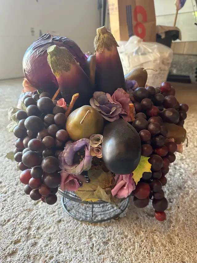 Plastic plant arrangement  in Home Décor & Accents in Markham / York Region - Image 2