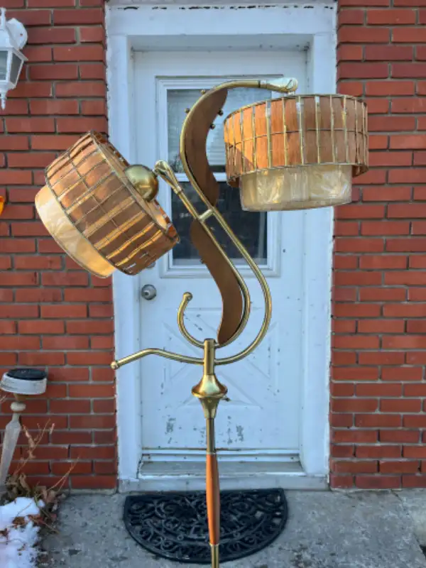 Magnifique lampe sur pied vintage Majestic Luxcraft in Indoor Lighting & Fans in City of Montréal - Image 6