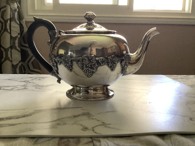 Vintage Silver Plated Wm Rogers Teapot in Arts & Collectibles in Sarnia