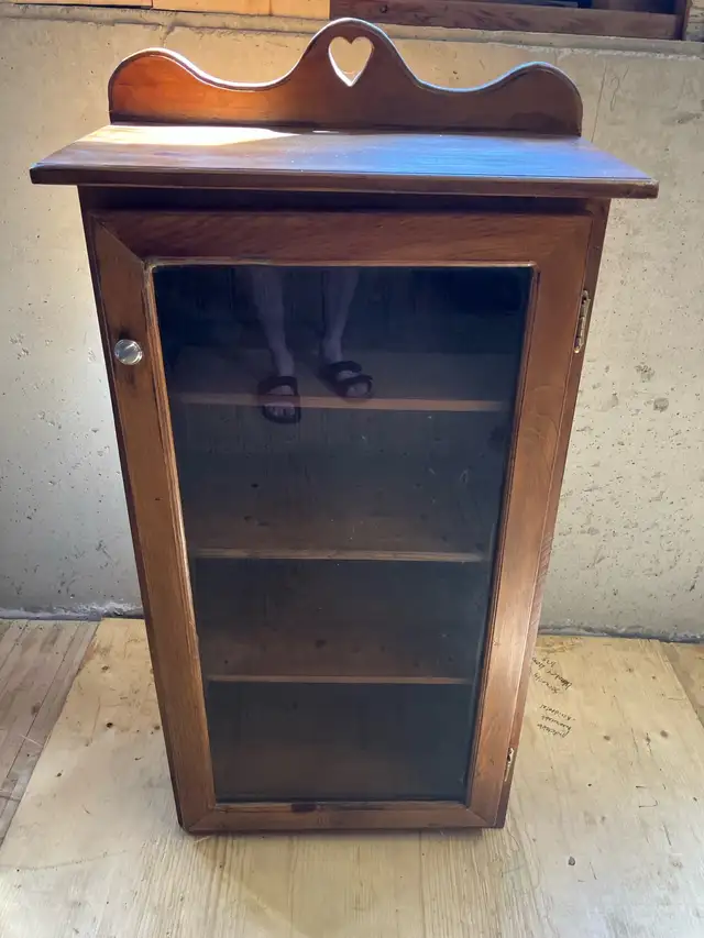 glass door cabinet  in Hutches & Display Cabinets in Muskoka - Image 2