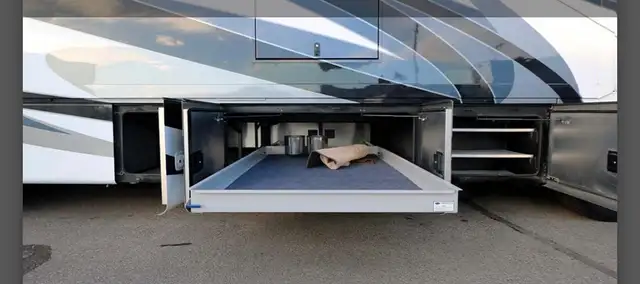 “REDUCED — 2018 Berkshire 39A — 52,000 km — in RVs & Motorhomes in Calgary - Image 19