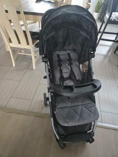 This is a Summer 3Dpac CS compact and lightweight stroller that is perfect for travel and everyday u...