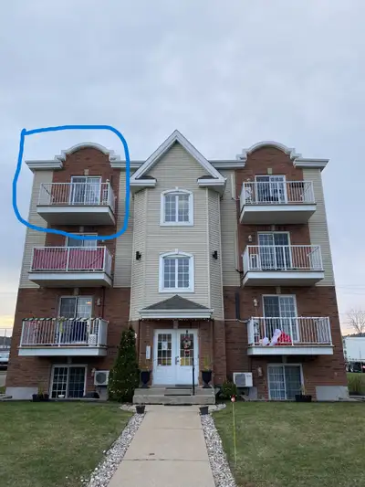 Magnifique condo 4 ½ à louer, très grand et lumineux, situé à 3 -ème et dernier étage disponible à p...