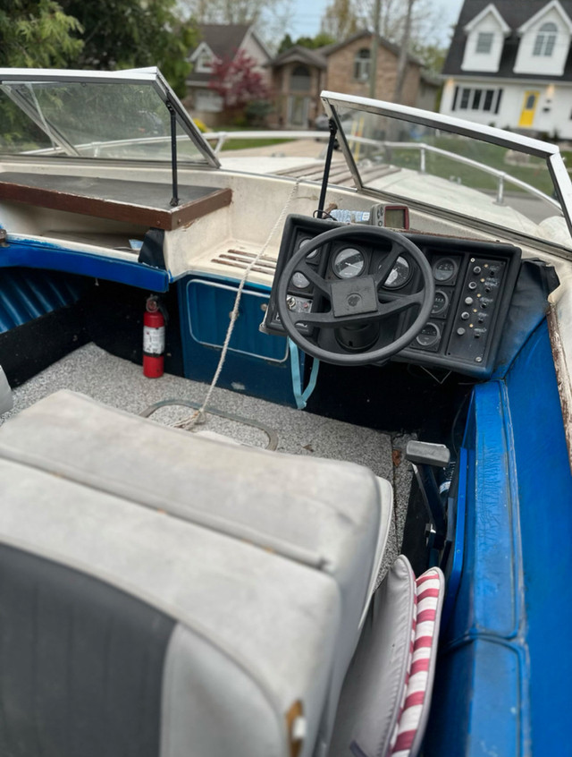 Inboard 1982 Doral + Trailer in Powerboats & Motorboats in Windsor Region - Image 4