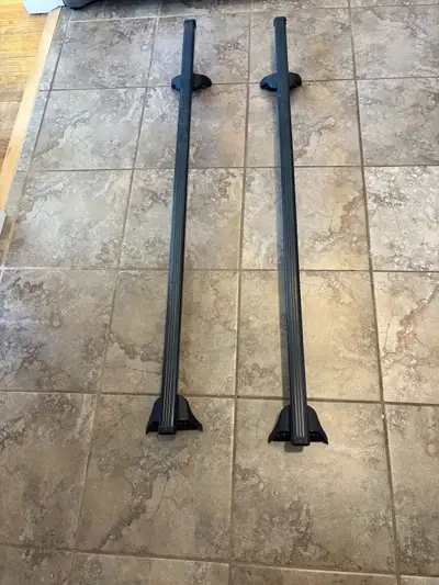 I'm selling a used Thule SquareBar Evo Roof Rack Package, which fits fixed points and tracks. This r...