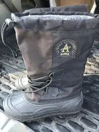 Size 7 Snowmobile boots 