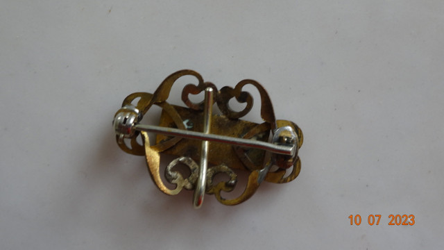 Brooch,  gold ,can be engraved,fancy edging, Victorian ? in Jewellery & Watches in Kelowna - Image 3