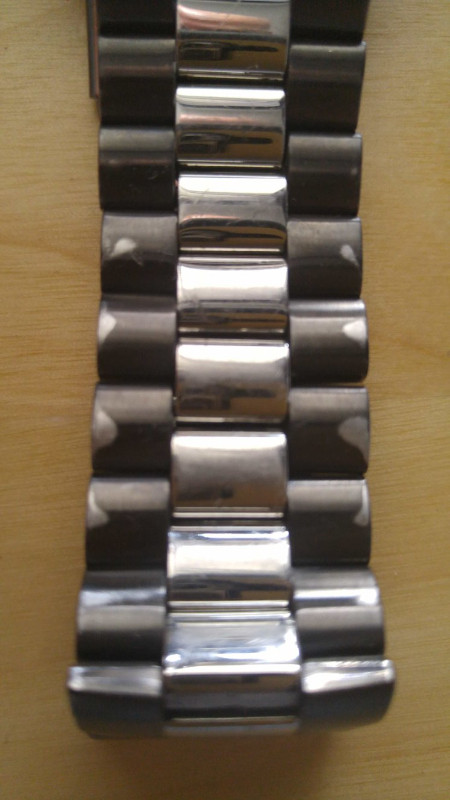 Michael Kors Runway Chronograph Two-tone Gunmetal Watch MK-8182 in Jewellery & Watches in City of Toronto - Image 3