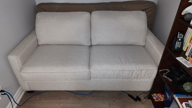 White pull out couch. in Couches & Futons in City of Toronto