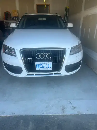 LOW LOW Kilometers Retiree driven 4 Brand new Michellin All Season Tires w/ Audi Alloy Rims AWD Navi...