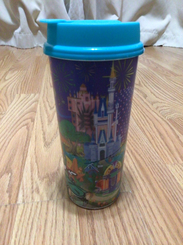 Mug Disney World, tasse / verre plastique bleu dans Vaisselle et articles de cuisine  à Laval/Rive Nord - Image 3