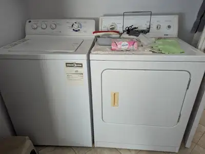 Bonjour j'ai une laveuse acheté 2015 sécheuse a vendre Fonctionne bien Vente de succession 375$ Ils...