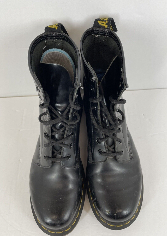 DR MARTEN 1460 Classic Smooth Boot Doc Martens 《 SZ M9 / W10》 in Men's Shoes in City of Toronto - Image 3