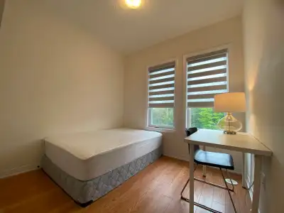 Bedroom for rent, available immediately. Simple furnishings are provided (mattress, desk, chair, dre...