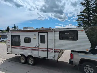 1992 Jayco 21.5 ft fifth wheel. Easily towed with a half-ton pickup. Includes spare tire, fifth whee...