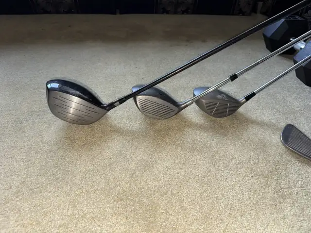 A set of golf clubs with a bag and balls in Golf in Mississauga / Peel Region - Image 5