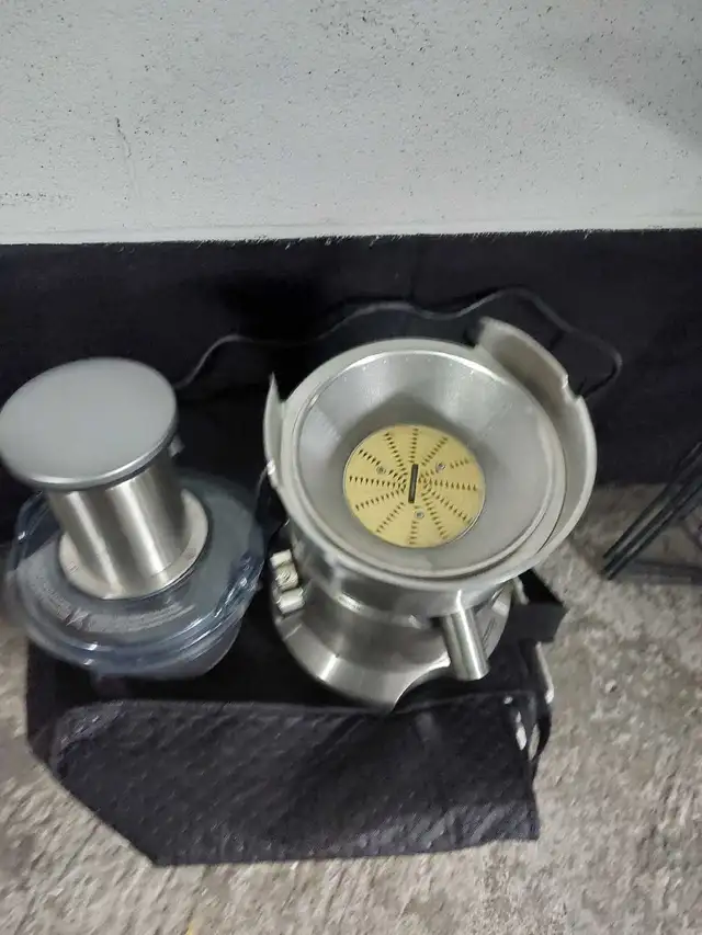 breville silver fountain  Bje8410xl juicer in Processors, Blenders & Juicers in City of Toronto - Image 5