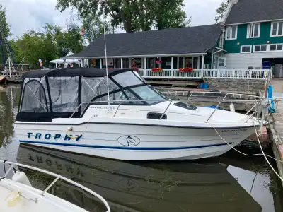 Bateau moteur de pêche WA semi habitable de navigation en eau douce très confortable avec plusieurs...