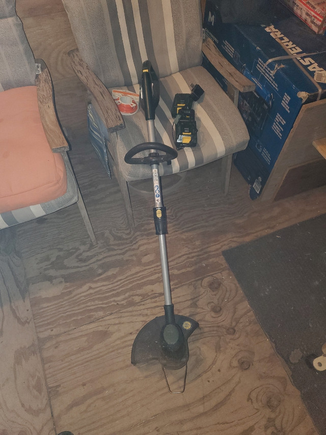 Yardworks 20v weedeater with 2 batteries and charger $60 in Lawnmowers & Leaf Blowers in Woodstock