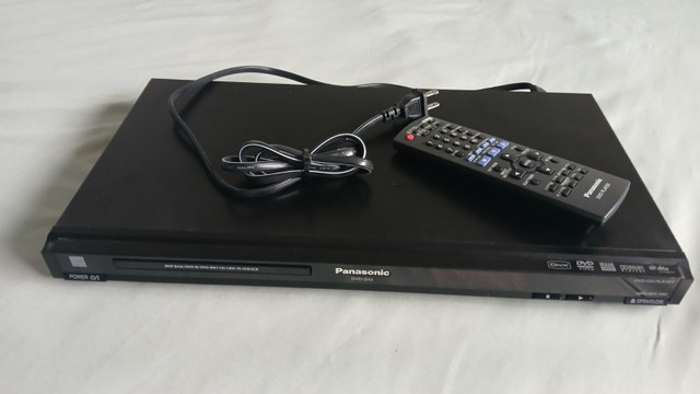 Sony BDP-S560 Blu-Ray 3D Disc / DVD Player + Remote Control in CDs, DVDs & Blu-ray in Mississauga / Peel Region - Image 2