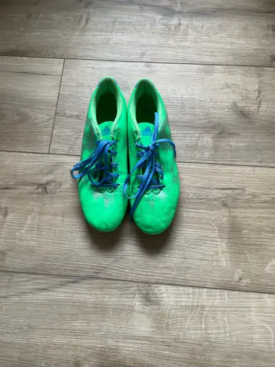 Great Shape Size 9 Women’s Soccer Cleats, View more