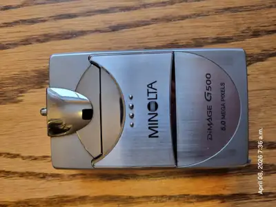 Minolta digital camera in good working condition. Comes with charger, 256 mb SD card and pouch.