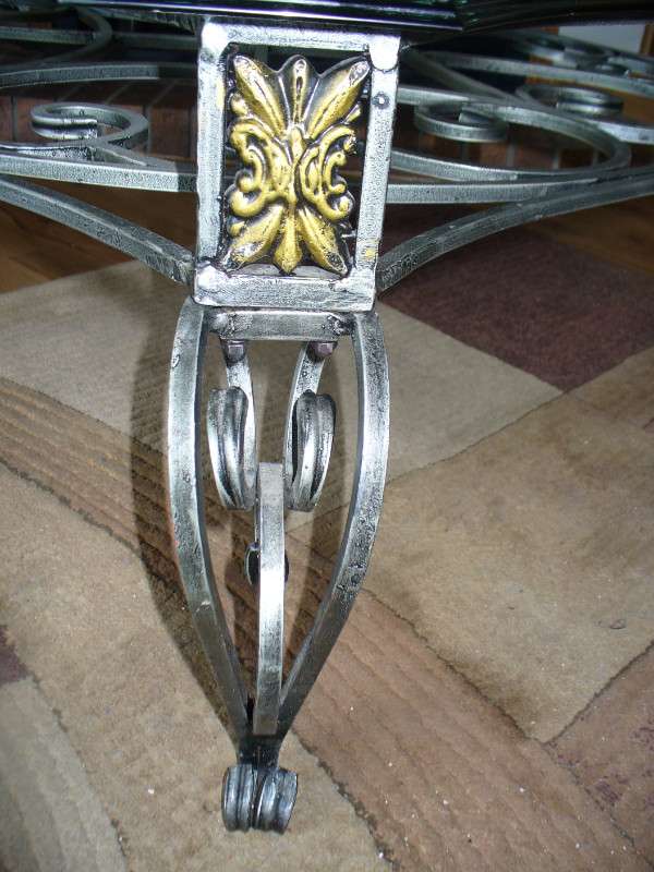 TABLE BASSE DE SALON BASE EN FER FORGÉ, DESSUS EN VERRE DE LUXE dans Art et objets de collection  à Ville de Montréal - Image 2