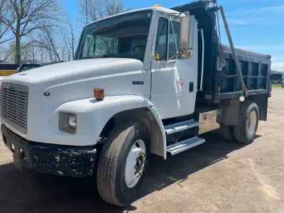 1998 Freightliner fl70 , 250 hp cat diesel , manual transmission , 10 food box no leaks on hoist , 3...