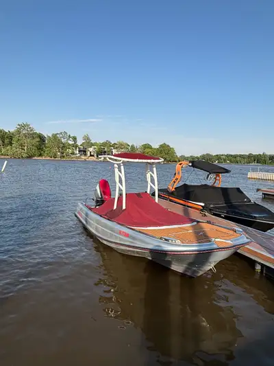 Aubaine !! Boston Whaler outrage 1981 Entièrement revamper. Vente rapide. Entièrement refait planche...