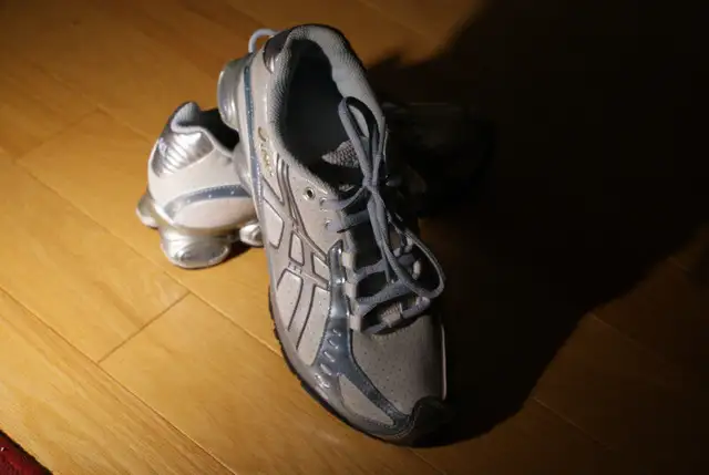 ASICS GEL ladies sports shoes 6.5US size in Women's - Shoes in Mississauga / Peel Region - Image 5