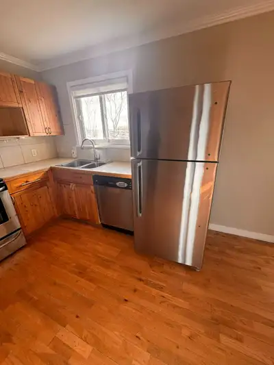 •Bright and cozy living space with plenty of natural light • 3 comfortable bedrooms and 2 full bathr...