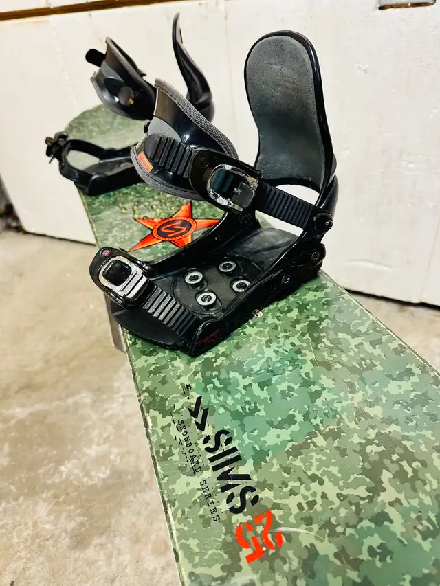 Sims kids snowboard 125 cm with Sims jr bindings  in Snowboard in Markham / York Region - Image 4