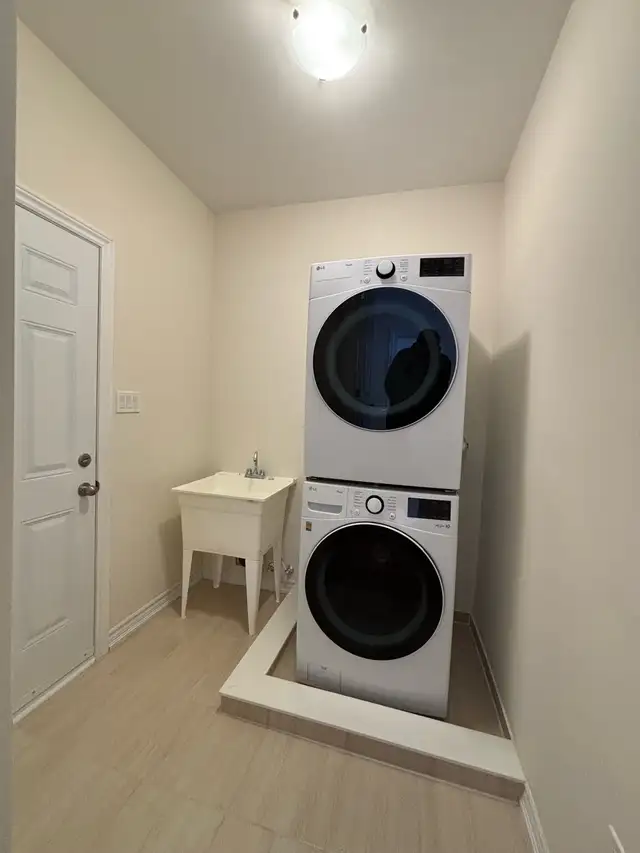 4 Bedrooms 2.5 washrooms - Semidetached in Long Term Rentals in Oakville / Halton Region - Image 5