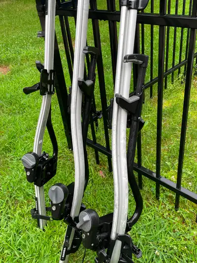 Get ready for your next cycling adventure with this set of three genuine Volvo roof top bike racks,...