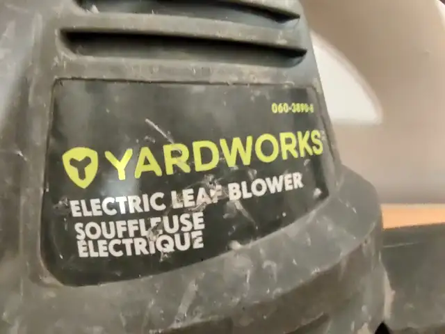 Yardworks Electric Leaf Blower with  8 Amps motor & 35 feet cord in Lawnmowers & Leaf Blowers in City of Toronto - Image 3