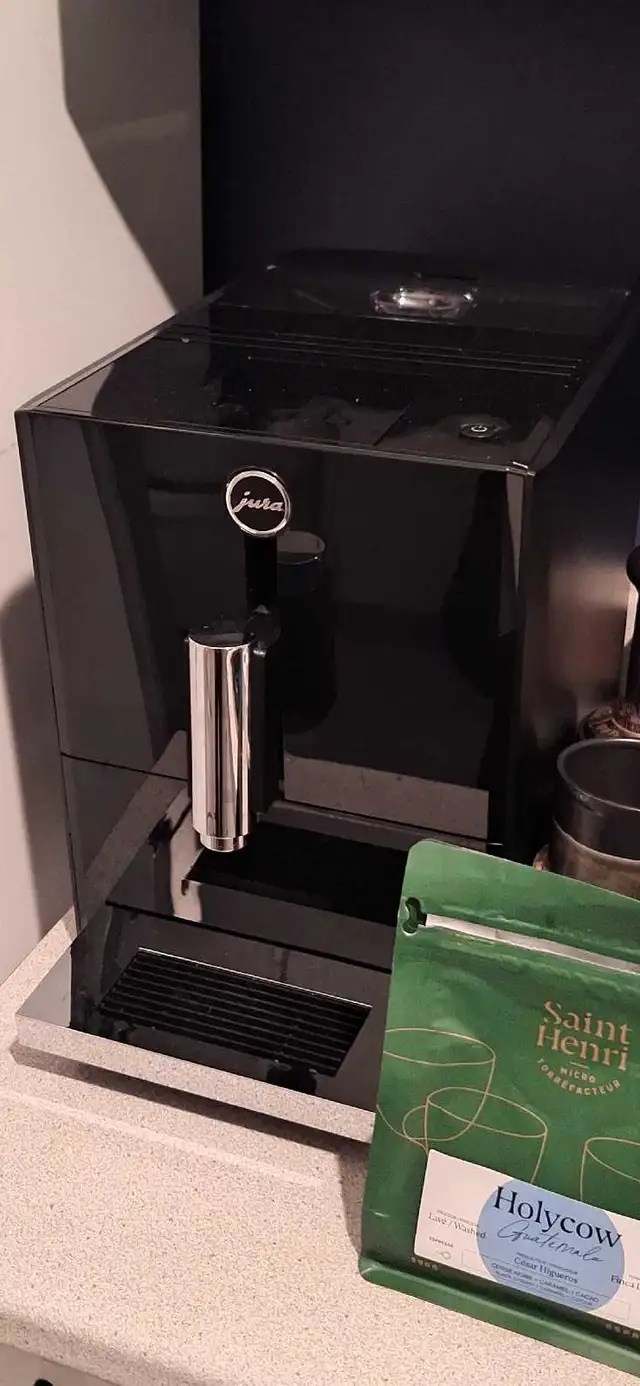 AUTOMATIC ESPRESSO MACHINE JURA A1 (PIANO BLACK)628657118528021211