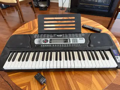 In perfect working condition, very gently used, no box. Perfect beginner or practice keyboard! Light...