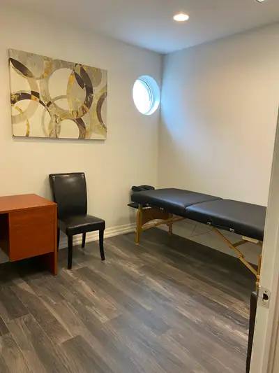 Clinic Room for Rent – Ideal for Health Care Professionals A bright and professional treatment room...