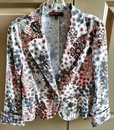 FANTASTIC "NEVADA" women's jacket. Size medium. Made of 97% cotton/3% spandex. ***From smoke/pet fre...