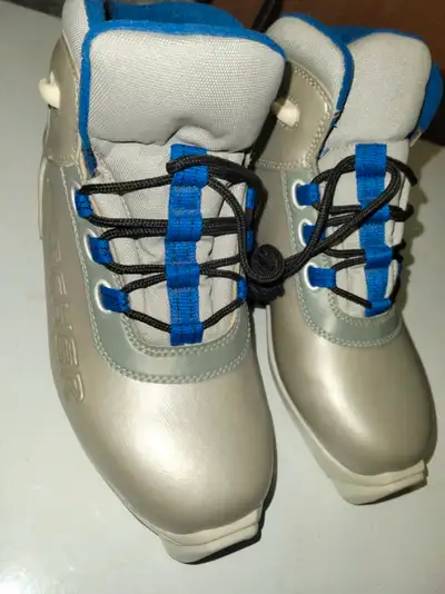 Fisher SNS Profil Cross Country Ski Boots Size 40 Men's size 7.5 Women's size 8.5 Excellent new cond...