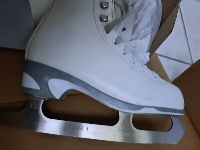 Jackson 150 Figure Skates Size 2 in Skates & Blades in Mississauga / Peel Region - Image 5