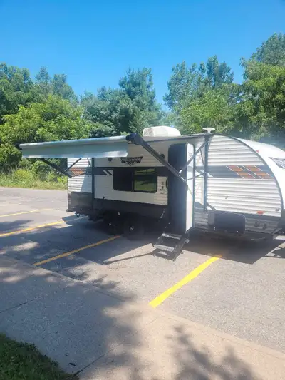 Jack électrique, antenne neuve, television ,cuisine extérieur, 2 matelas neuf non fumeur 1 propriéta...