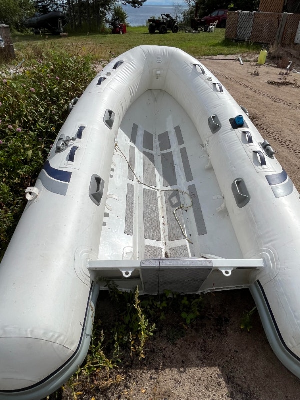 bateau pneumatique highfield ; coque en aluminium Vedettes et bateaux